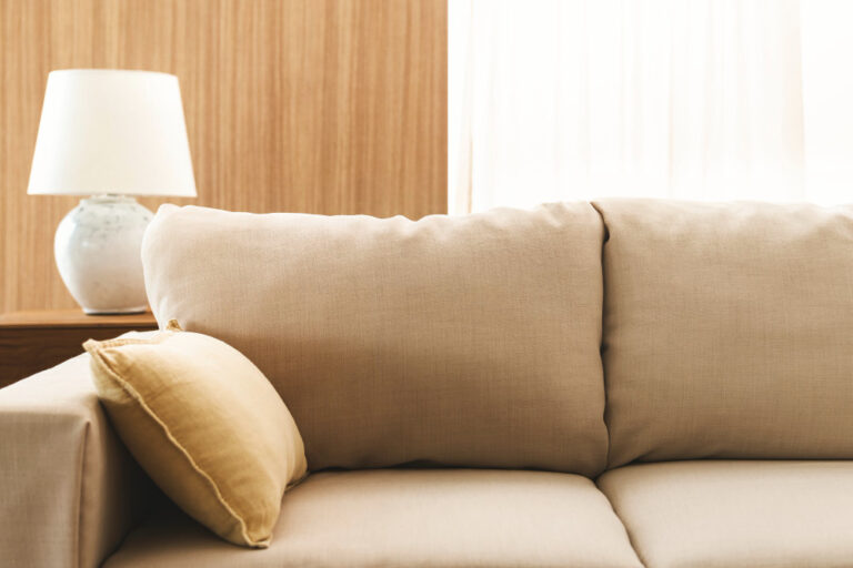 un canapé beige moderne
