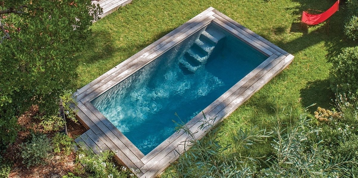 Une piscine enterree dans un jardin