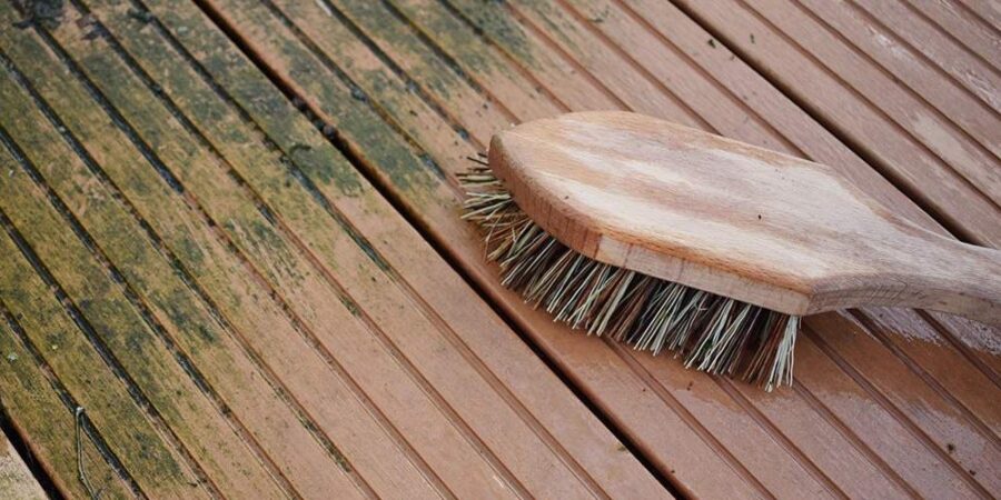 10 solutions pour éliminer la mousse sur une terrasse