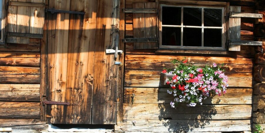 Comment protéger le bas d’un abri de jardin ?