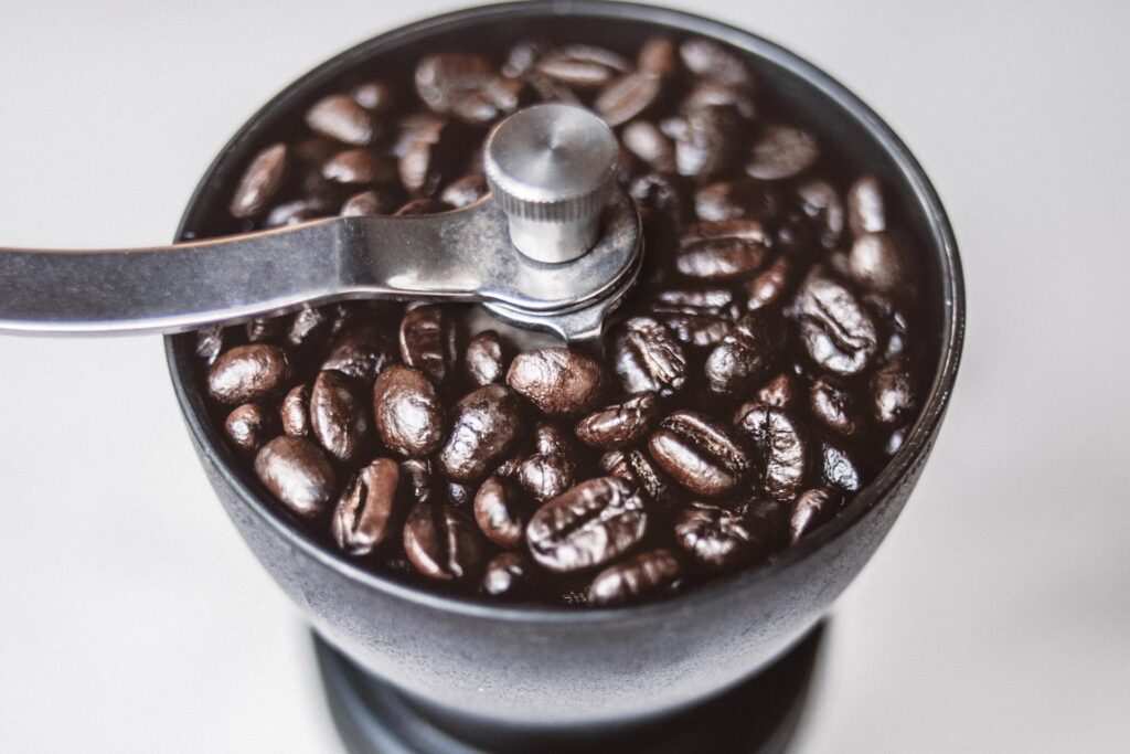 Moulin à café avec grains de café