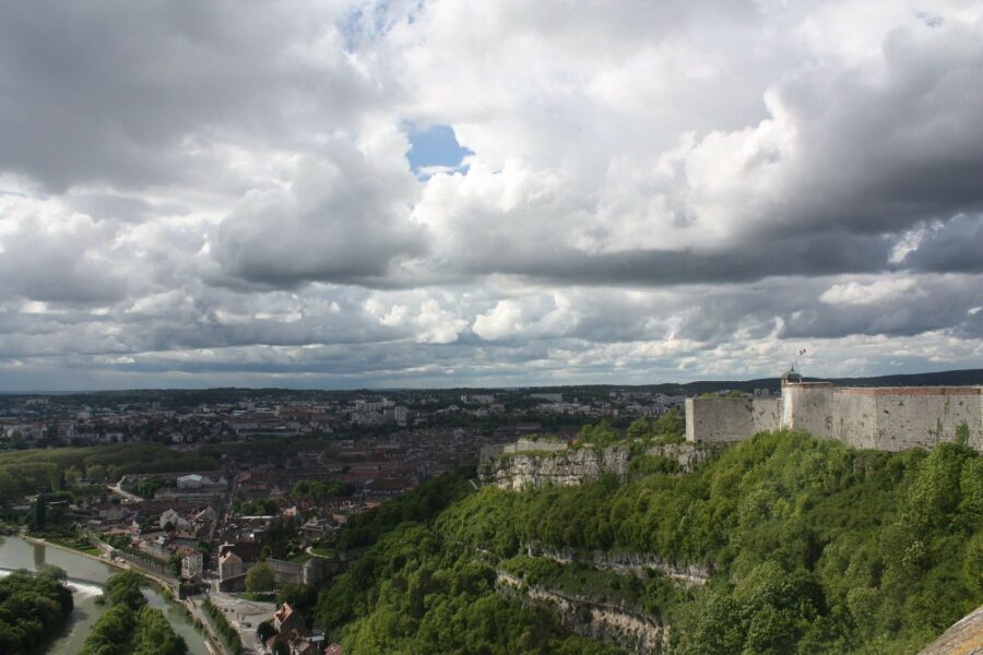 Comment appelle-t-on les habitants de Besançon ?