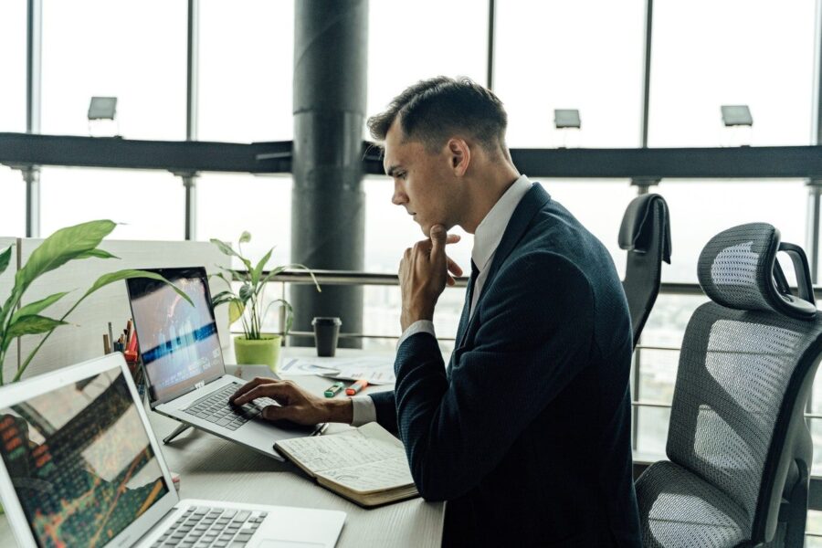 À quoi sert la molette sous un fauteuil de bureau ? Réponse ici