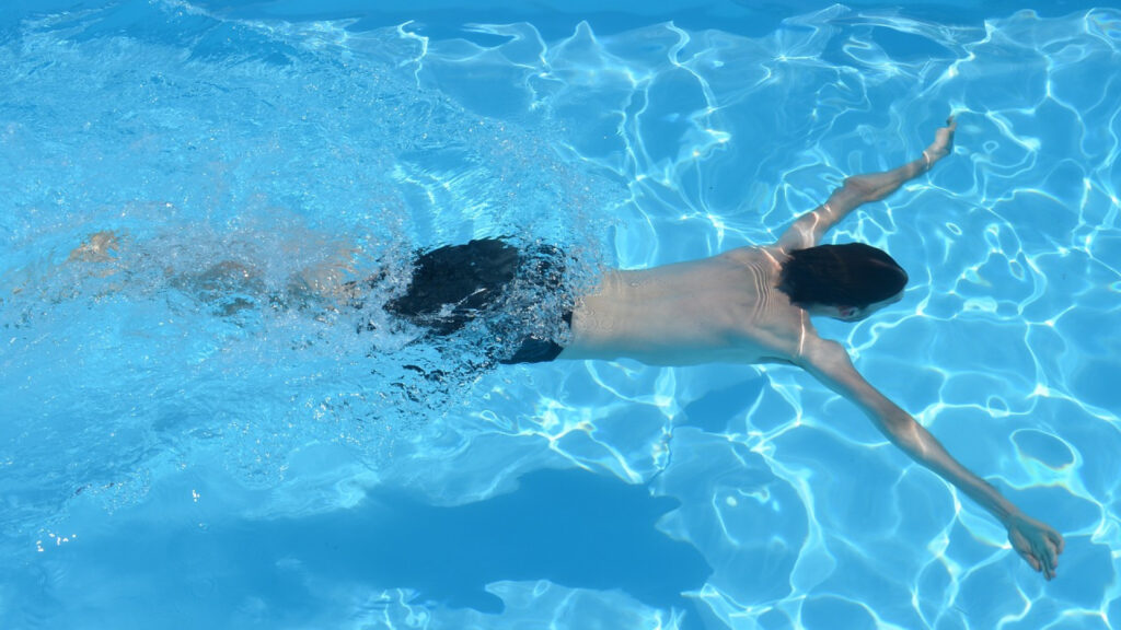 Profitez du confort absolu avec l’abri de piscine bi-corps hybride