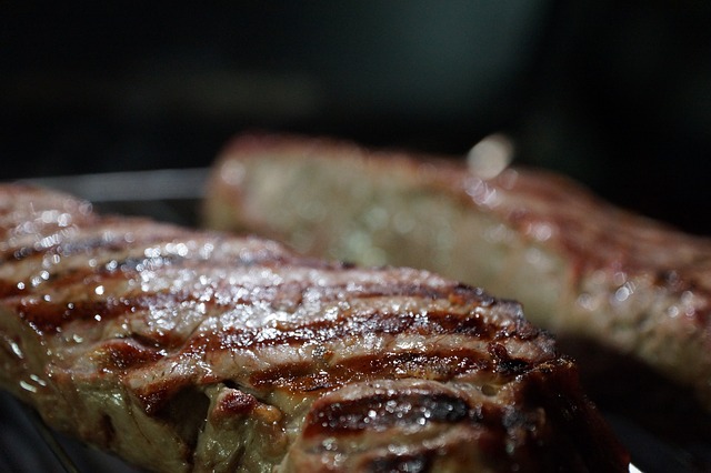 viande cuite au barbecue à gaz