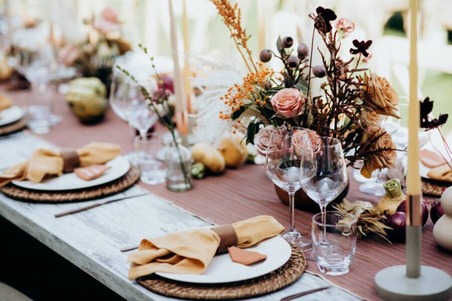 Comment créer une déco de table de style naturel ?