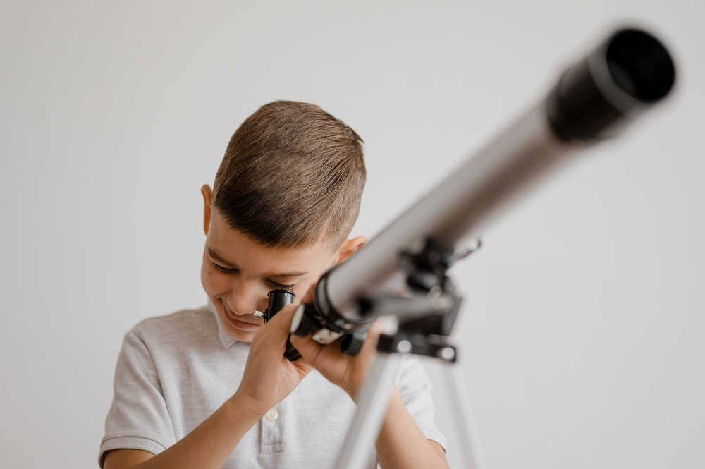 enfant qui regarde dans un télescope