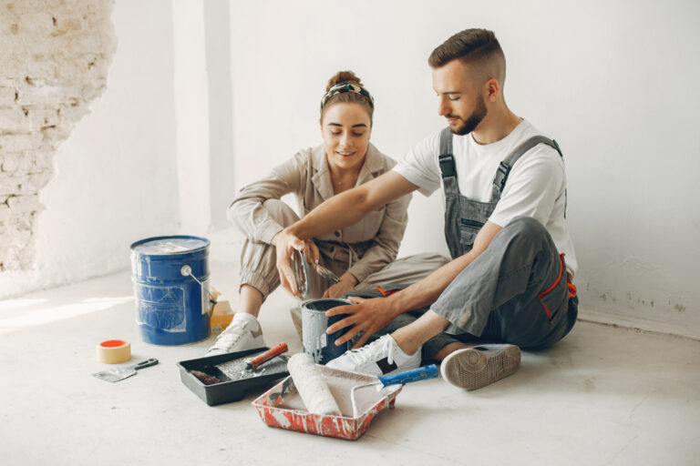 Couple préparant la peinture pour peindre l'intérieur de leur maison