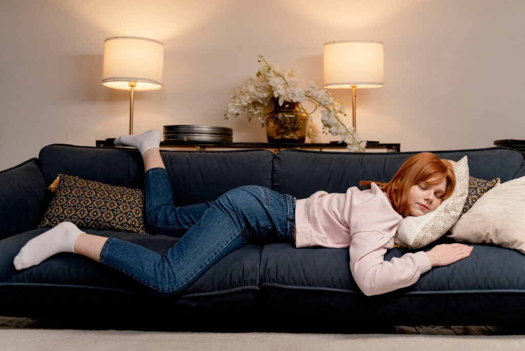 femme allongé sur son canapé