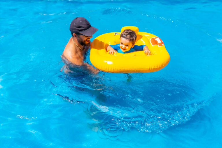 enfant avec son père dans une piscine