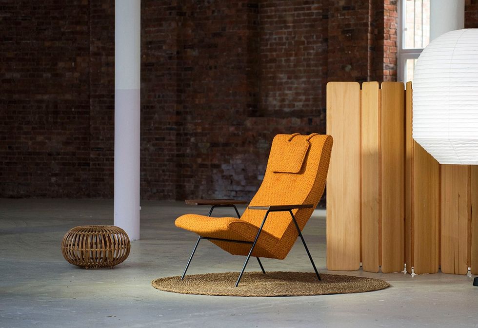 un fauteuil design de couleur orange