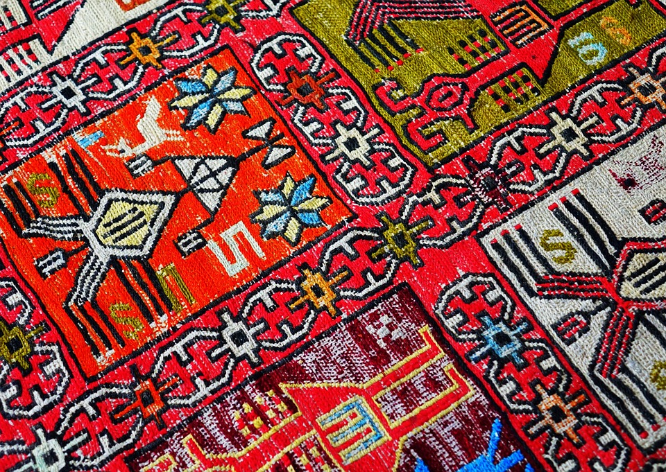 tapis colorés motifs