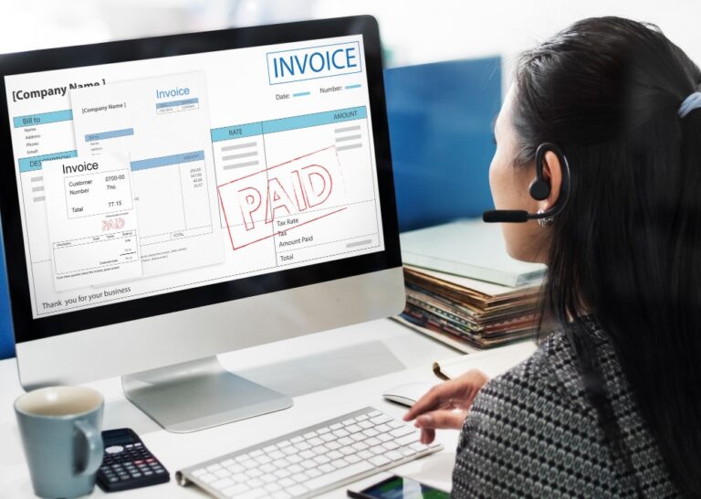 une femme faisant une facture sur un logiciel en ligne sur internet