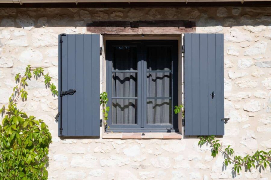 Volets ou stores, quelle solution pour votre maison ?