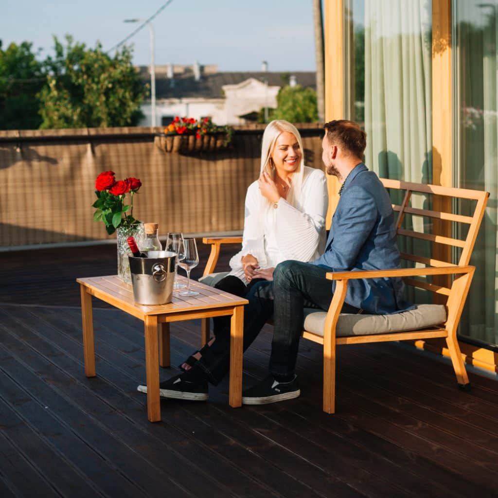 un jeune couple sur une terrasse