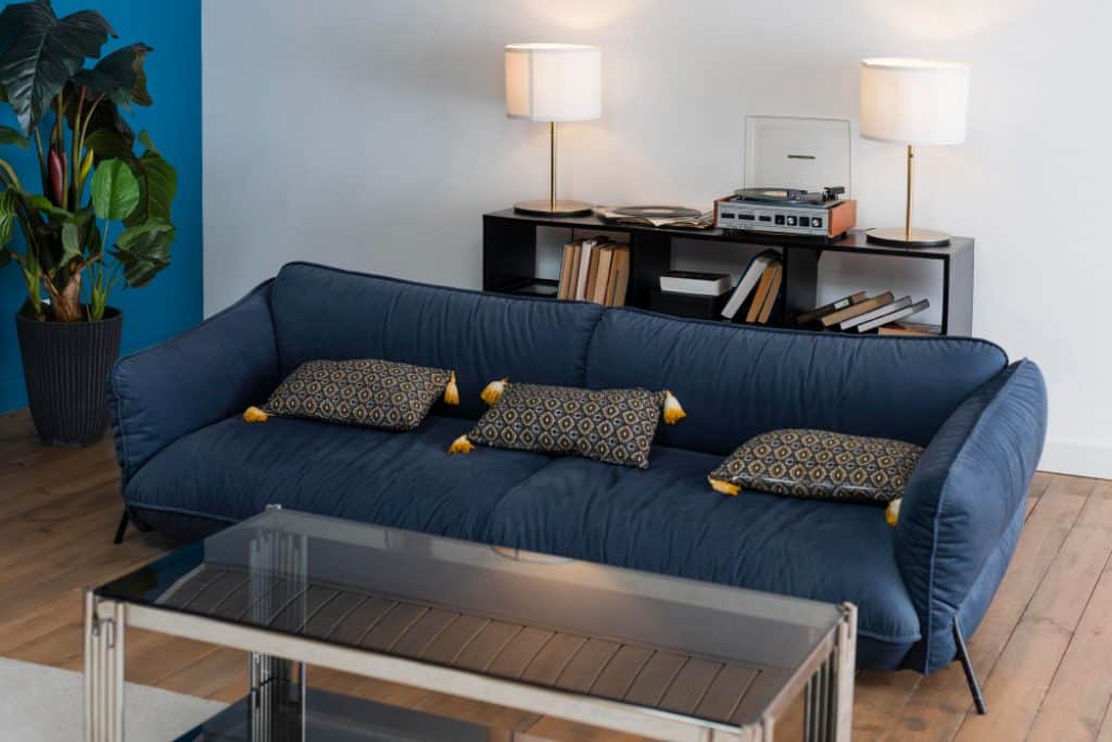 un canapé design bleu