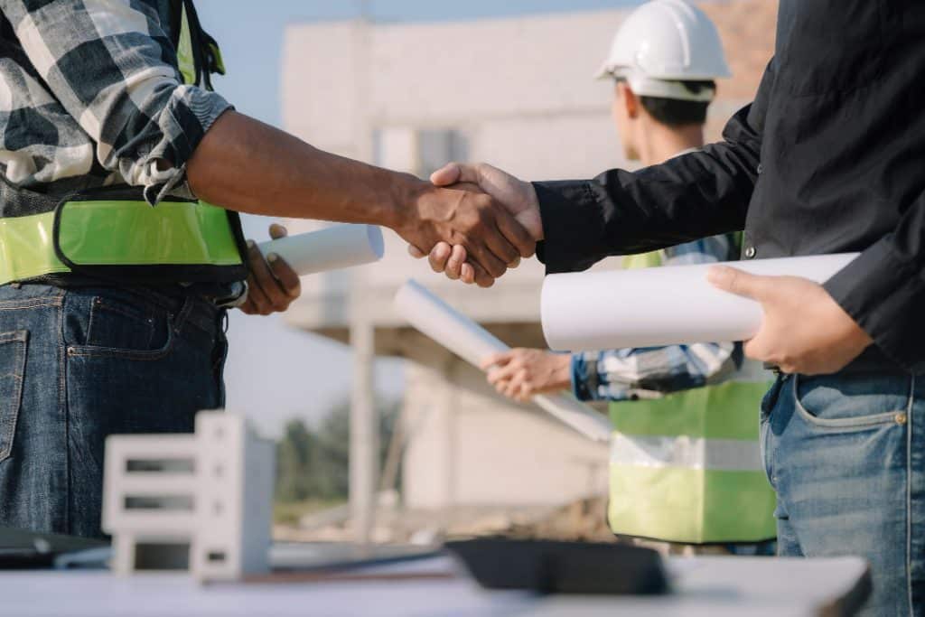 Des hommes représentant une entreprise de construction se serrant la main.