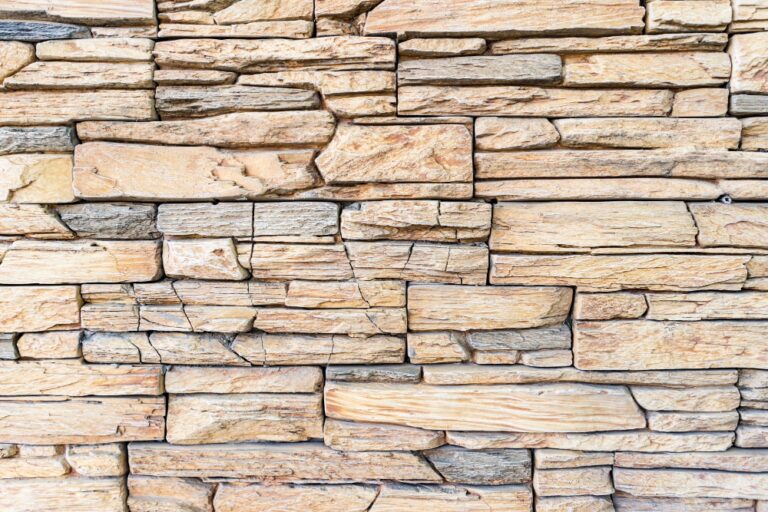 un mur décoré en parement de pierres naturelles