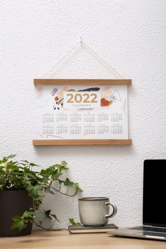 un calendrier accroché au mur