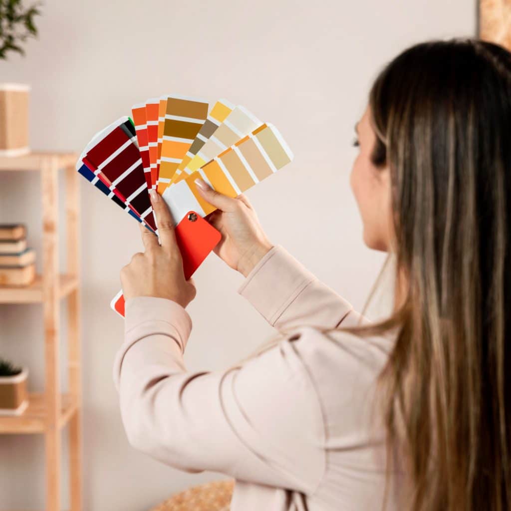 une femme regardant des coloris pour repeindre un mur