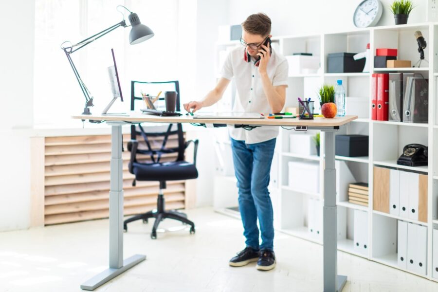 Comment intégrer un bureau assis-debout dans votre espace de travail à domicile