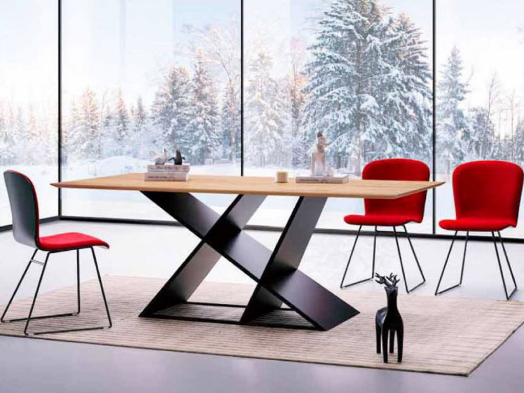 table en bois et chaises