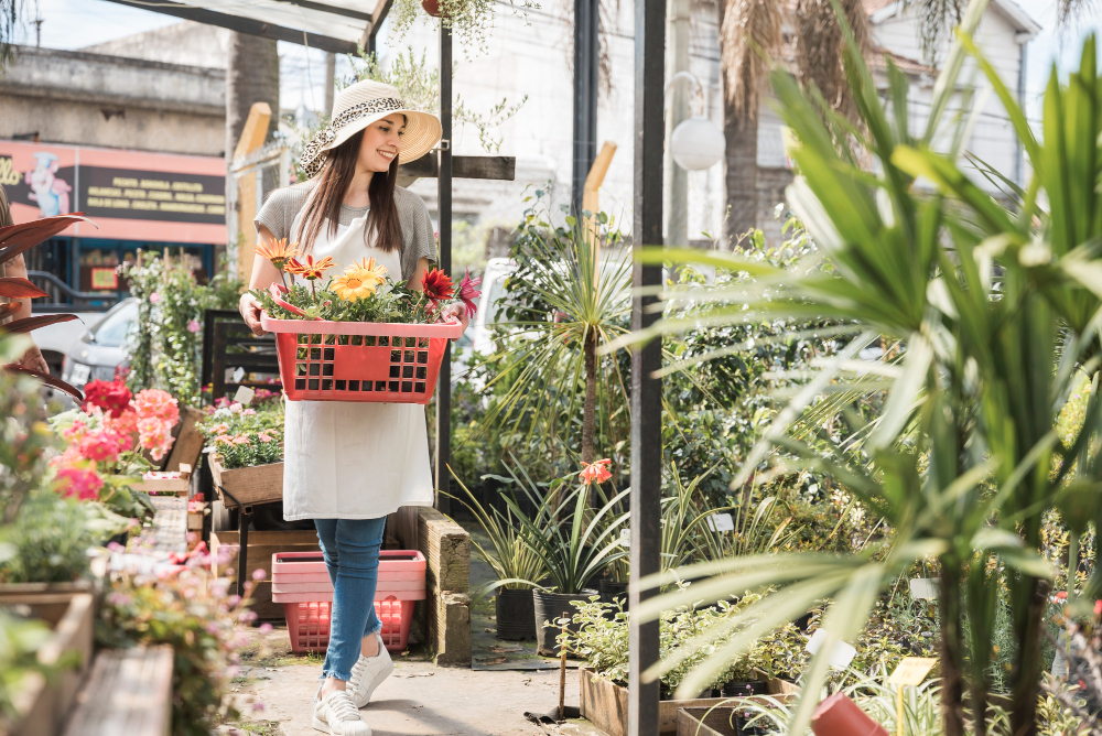Femme faisant ses courses dans un magasin de plantes