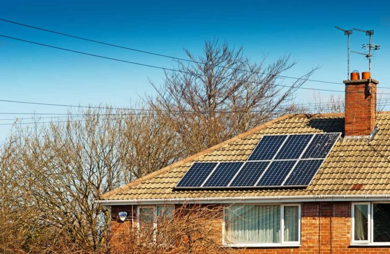 une maison avec des panneaux solaires