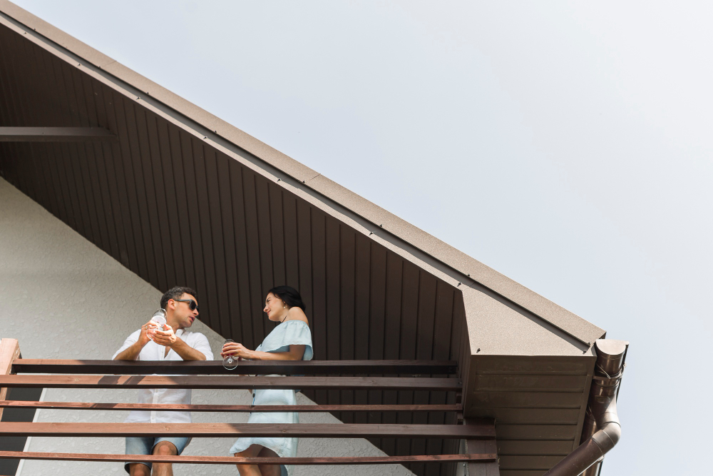 Un couple sur une terrasse sous un toit