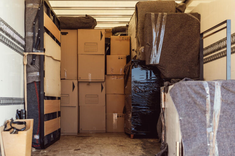 cartons de déménagement dans un camion