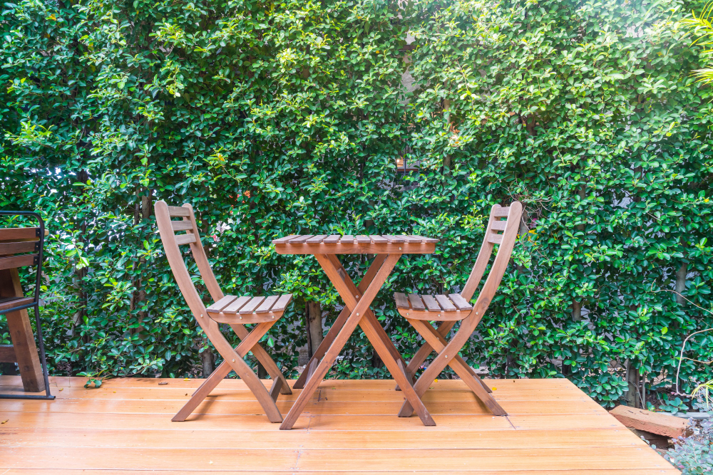 chaise et table en bois sur une terrasse