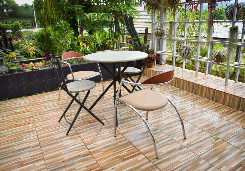 mobilier sur une terrasse en bois