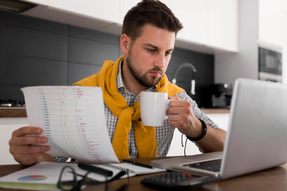 un homme consultant sur internet