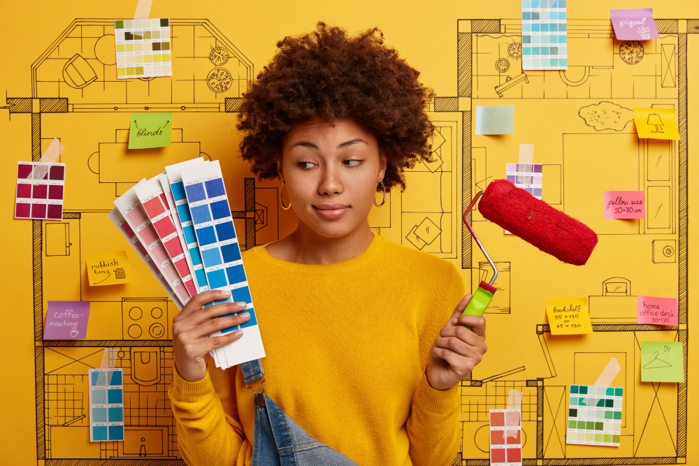 une femme décoratrice d'intérieur