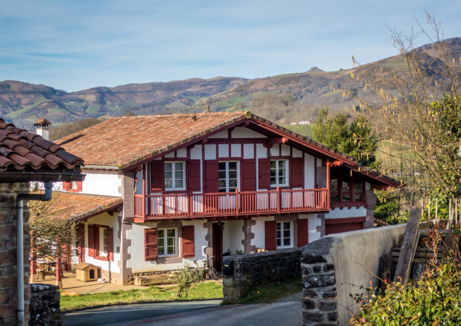 Les maisons landaises typiques : un style unique adapté à l’environnement