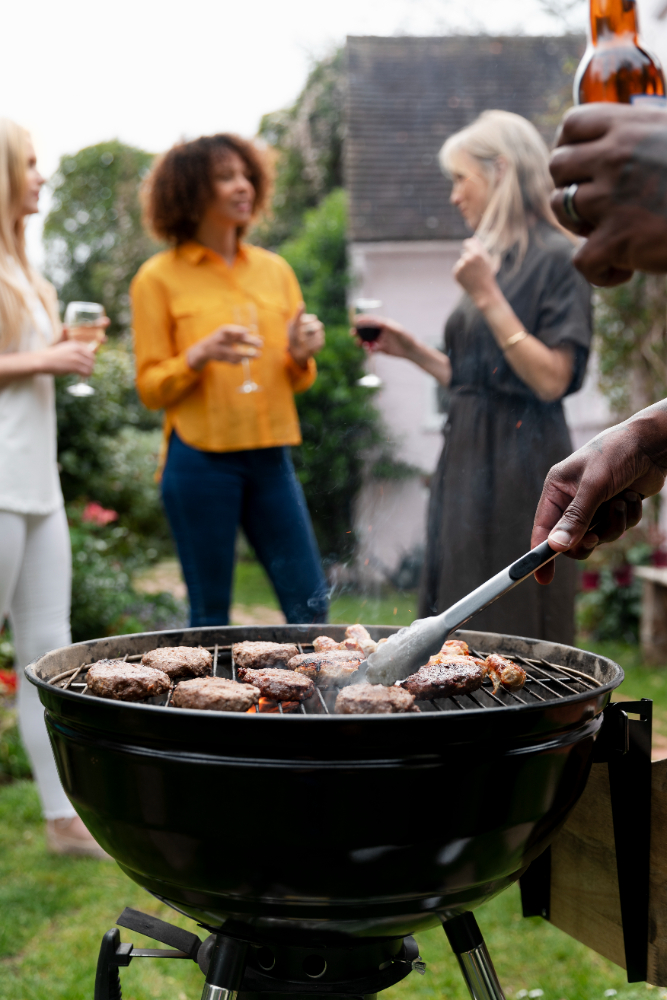 des personnes buvant un verre devant un barbecue