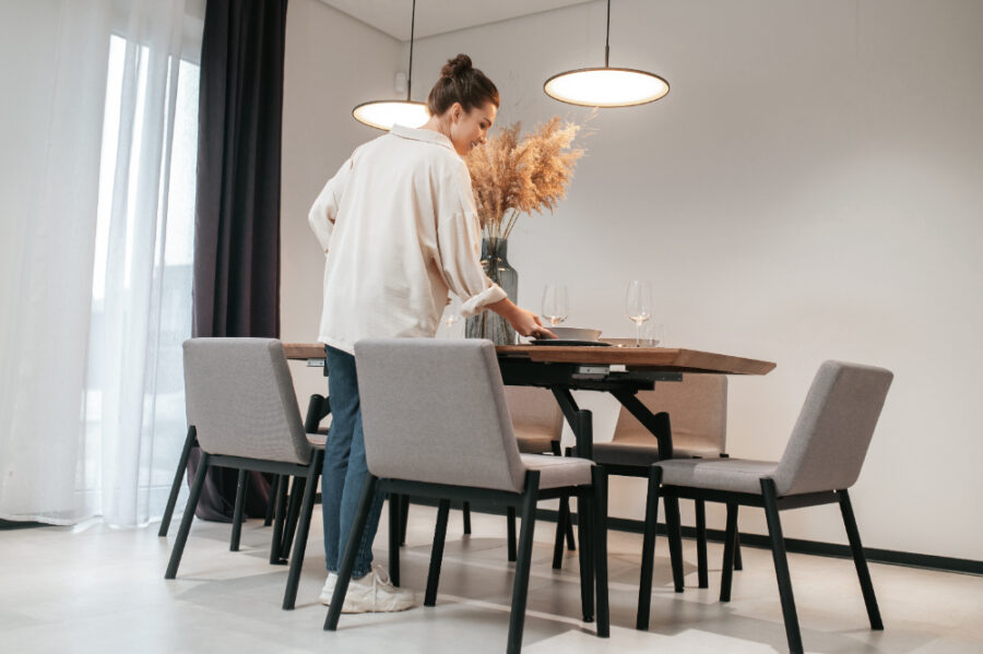 Comment intégrer des chaises de salle à manger modernes dans une déco traditionnelle ?