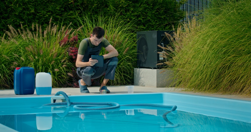 un homme installant une piscine