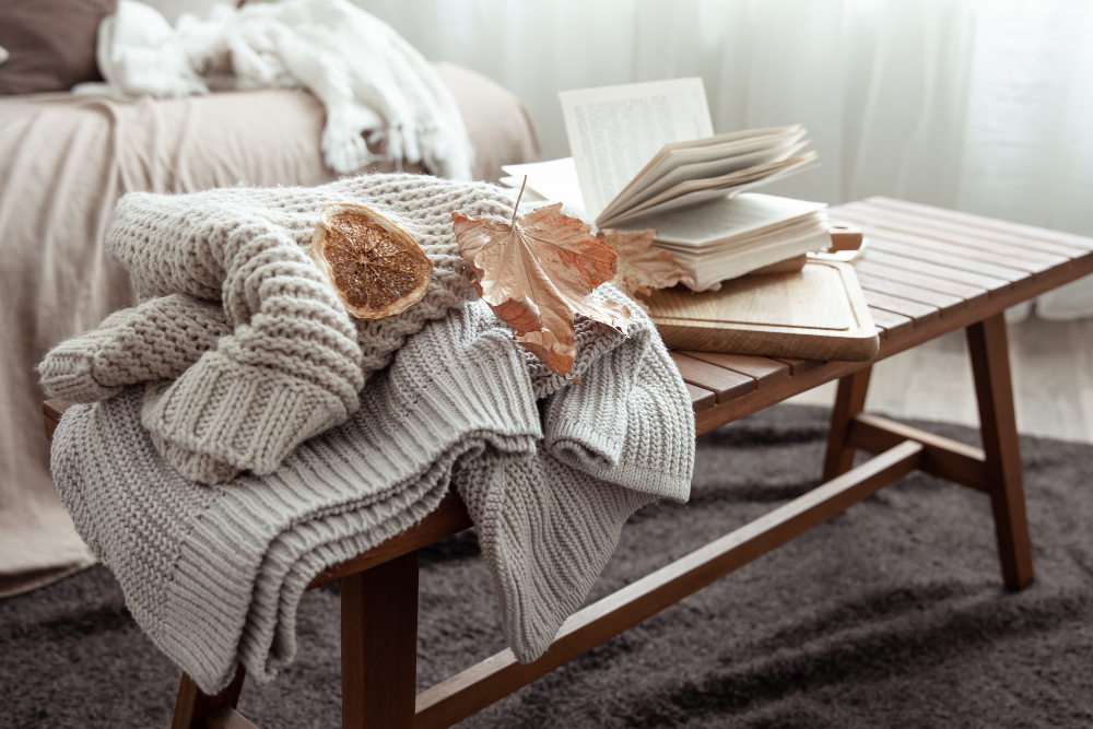 un plaid sur une table de salon