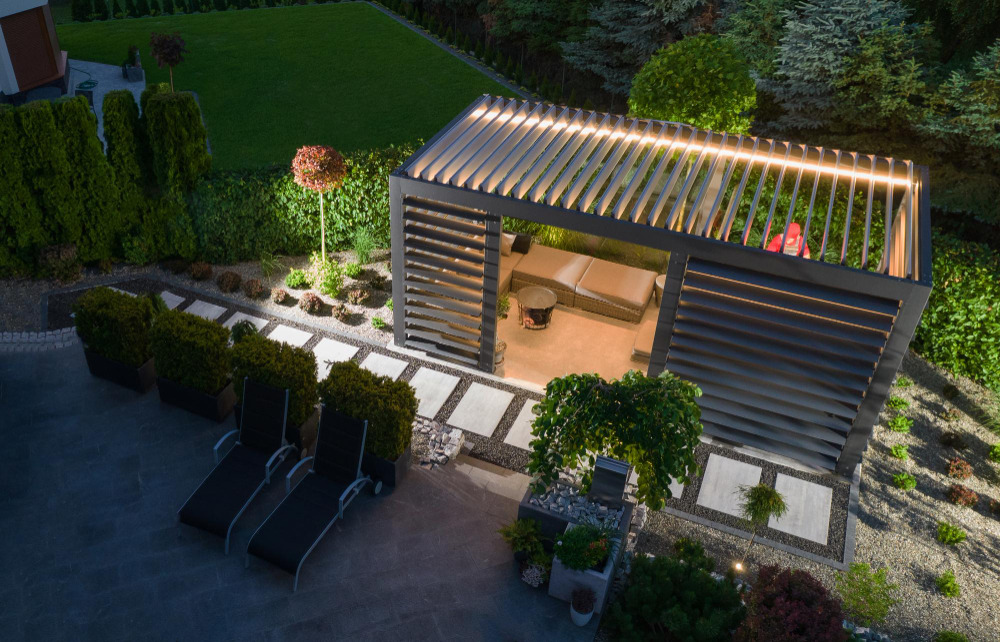 une pergola bioclimatique éclairée