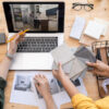 des personnes devant un site de décoration d'intérieur
