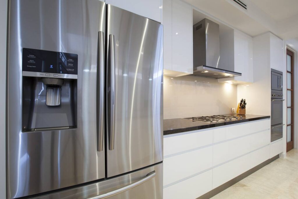 Un frigo à double porte