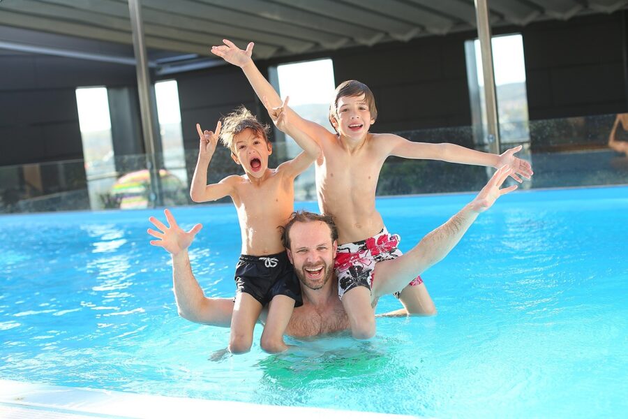 Quels sont les avantages d’opter pour un abri de piscine mi-haut ?