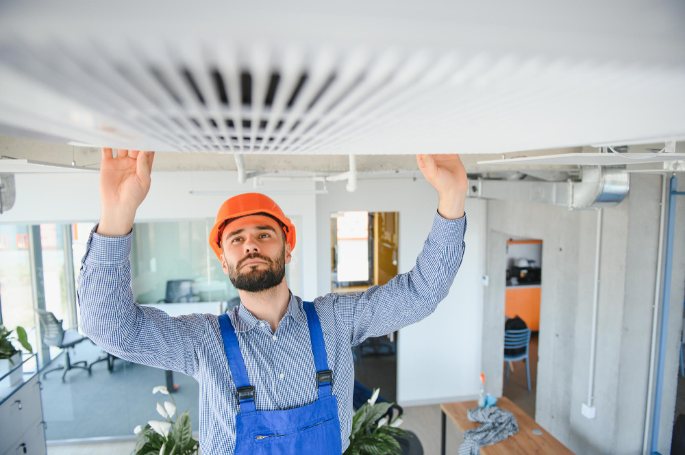 un homme installant une climatisation