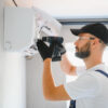 un homme installant une climatisation