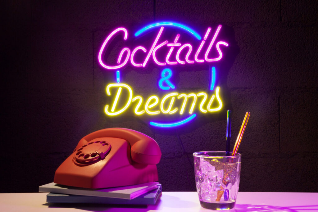 Cocktails et dreams écrit au mur avec des néons Led flexibles