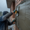 découvrez si l'application d'un enduit est possible par temps humide, les risques encourus, ainsi que les conseils pour réussir vos travaux malgré l'humidité.