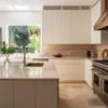 découvrez comment intégrer le travertin dans une décoration moderne, avec des conseils d’experts pour sublimer votre intérieur sans faute de goût. inspirez-vous d’astuces tendance et harmonisez élégamment ce matériau intemporel !