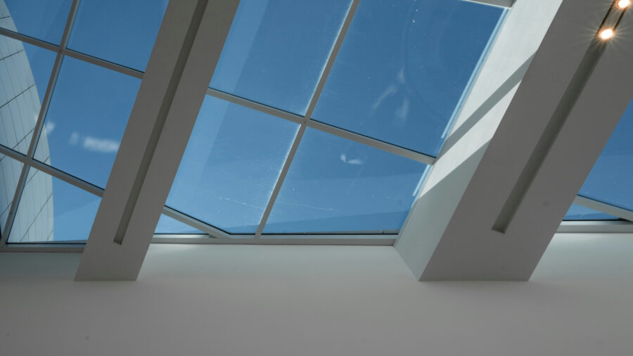 Laveur de vitres à domicile : quand un professionnel devient vraiment utile ?