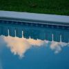 Nuage qui se reflète dans une piscine